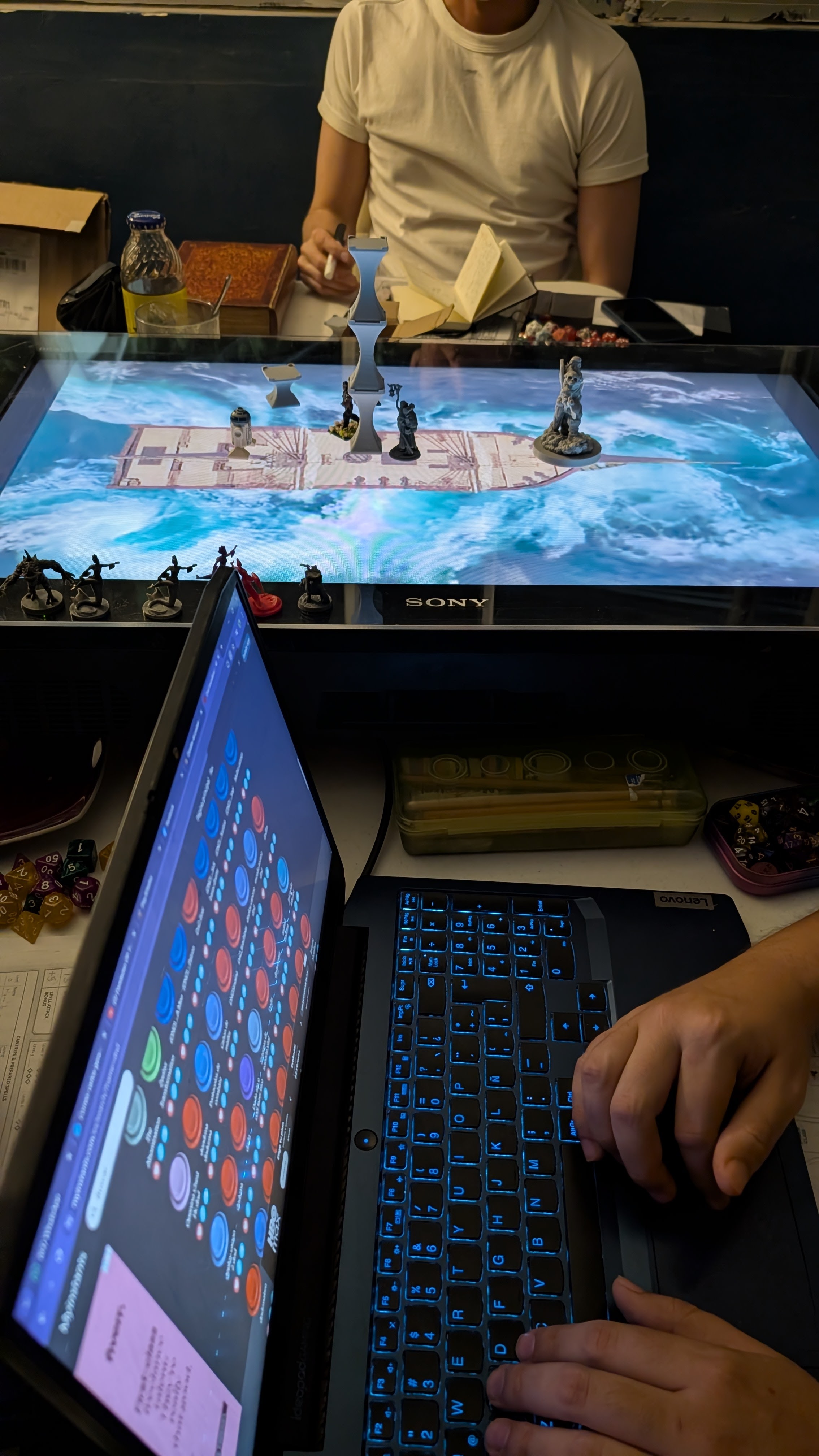 Mesa digital de rol con miniaturas, mapa en pantalla y herramientas de narración